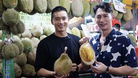 陳澤耀（左）帶温昇豪去吃榴蓮。（圖／新世紀南向開發提供）
