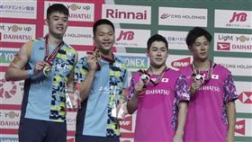 ▲日本公開賽決賽，「麟洋配」王齊麟、李洋直落二擊敗地主隊，奪得東京奧運後首面金牌。（圖／美聯社／達志影像）