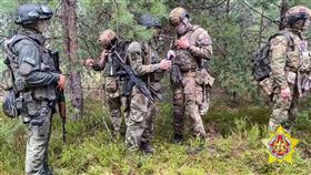 白俄羅斯國防部7月20日發布視頻指出，白俄特種作戰部隊 (SOF) 士兵和瓦格納傭兵在邊境附近的射擊場，展開為期一週的演習。（圖／美聯社／達志影像）