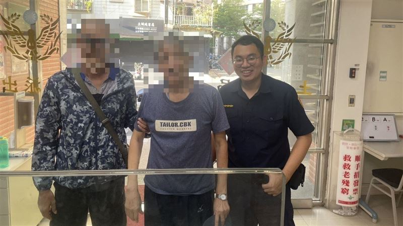 指紋比對立大功！土城暖警助迷失老人返家