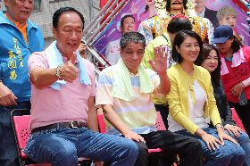 郭台銘出席南投全國城隍會師活動