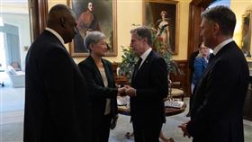 布林肯（右二）率領國防部長奧斯汀（右一）與澳洲外交部長黃英賢（左二）、副總理兼國防部長馬勒斯（左一）會面。（圖／翻攝自布林肯推特）