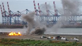 漢光演習八里聯合反登陸作戰火力齊發（2）國軍漢光39號實兵演習27日進入第4天，儘管天候不佳，國軍仍於八里海灘進行反登陸操演，在台北港的官兵則實施要港防衛等科目，現場爆炸場面煙霧瀰漫。中央社記者趙世勳攝  112年7月27日