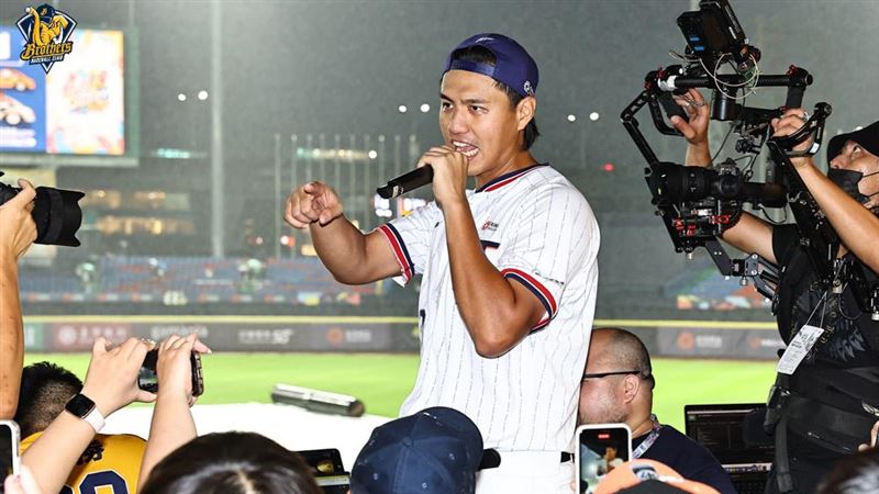 明星賽首日下雨　鄭浩均飆歌激似「伍佰」