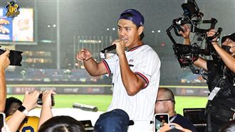 明星賽首日下雨　鄭浩均飆歌激似「伍佰」