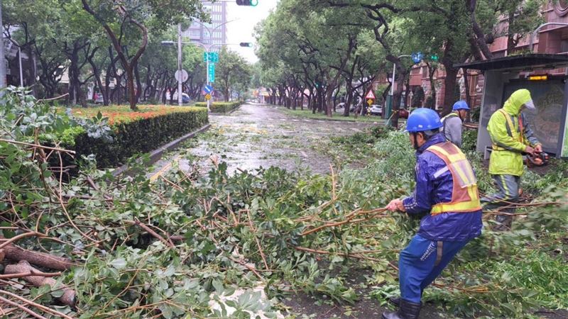 颱風過後　疾管署：勿赤腳或穿拖鞋清環境
