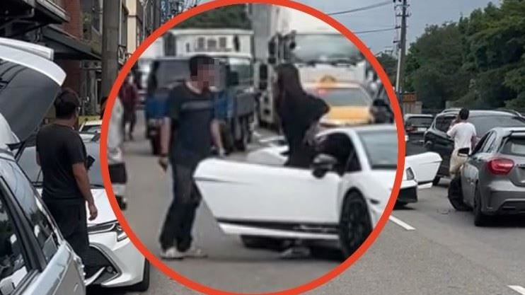 賓士攔停藍寶堅尼拉下長髮妹　網：綠綠的