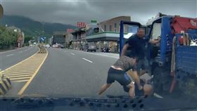 砂石車,小貨車,宜蘭,台2線（圖／翻攝自記者爆料網）