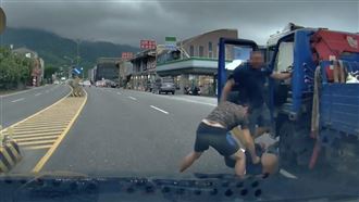半路糾紛！砂石車兄弟檔痛扁小貨車父子檔