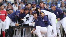 ▲「團寵」江坤宇在全壘打大賽繳出0轟，但休息時隊友湧上一起自拍。（圖／翻攝自中華職棒臉書）