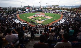 中職明星賽開打　巨幅國旗場中展開（3