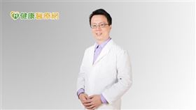 譚國棟醫師提醒，有反覆皮下腫脹、年輕時發作、有家族史、沒有蕁麻疹，合併肚子劇烈疼痛、喉頭水腫、呼吸困難等症狀，但用藥效果都不好，建議進一步至醫院過敏免疫風濕科、小兒過敏科就診檢查。