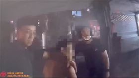 信義區福德市場水果攤員工柯姓男子酒醉失控，竟持刀亂砍路人。（圖／翻攝畫面）