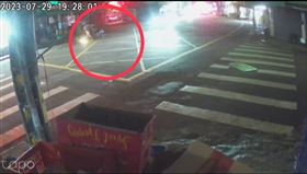 信義區福德市場水果攤員工柯姓男子酒醉失控，竟持刀亂砍路人。（圖／翻攝畫面）