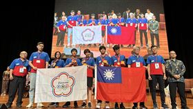 IMC國際數學競賽  台學生表現優異第19屆IMC國際數學競賽30日在新加坡舉行頒獎典禮，台灣學生表現優異，圖為獲得金牌的台灣參賽學生與老師等人合照。中央社記者侯姿瑩新加坡攝  112年7月30日