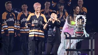 羅媽上台幫慶生　羅志祥曝生日願望眼眶紅