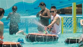 宜蘭童玩節水戰車暫時撤除1名7歲孩童29日到2023宜蘭國際童玩藝術節玩水戰車時，臉部被刮到掉皮且眼角遭撞擊受傷，宜蘭縣政府文化局指出，對於受傷遊客都已加保公共意外責任險，將提供完整醫療給付，目前水戰車已經暫時撤除。圖為民眾正使用水戰車遊具玩樂。（宜蘭縣政府文化局提供）中央社記者王朝鈺傳真 112年7月30日