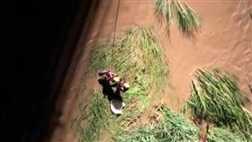 竹北5名外籍移工受困暴漲的溪水中。（圖／翻攝畫面）