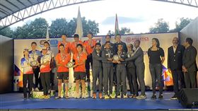 超馬100公里亞錦賽  台奪男子團體銅牌2023年國際超級馬拉松總會（IAU）100公里亞洲暨大洋洲錦標賽30日在印度南部大城班加羅爾舉行，台灣隊男子團體、女子團體雙雙摘銅。圖為男子組賽事頒獎照片。（班加羅爾台灣商會會長陳木騰提供）中央社記者林行健新德里傳真  112年7月30日