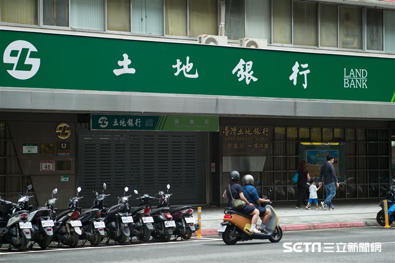 婦人2月初接到土地銀行來電，稱帳戶遭他人冒用申請補助款。(圖／記者陳弋攝影)