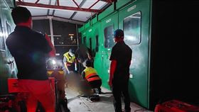 台北大學更換電力系統，一名外籍移工被電暈。（圖／翻攝畫面）