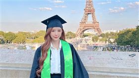 藍星蕾從法國巴黎商學院碩士畢業，曬出自己的碩士袍辣照。（圖／翻攝自藍星蕾 IG）