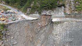 南橫埡口至向陽間道路坍方路斷（3）颱風杜蘇芮帶來大雨，造成南橫埡口平台至向陽間道路中斷，交通部公路總局第三區養護工程處30日表示，搶修施工期預定從31日起至10月30日，將禁止一般車輛通行。（交通部公路總局第三區養護工程處提供）中央社記者林巧璉傳真  112年7月30日