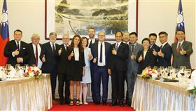 游錫(方方土)接見歐洲議會外交委員會代表團立法院長游錫(方方土)（左9）27日中午接見並款宴由歐洲議會外交委員會副主席白艾特（Urmas Paet）（左8）率領的訪問團，與朝野黨團代表及訪賓合影。中央社記者郭日曉攝  112年7月27日