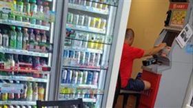  阿伯半夜坐在超商ATM前。（圖／翻攝自PTT）