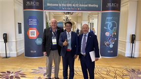 全美議會交流理事會決議 支持美台簽租稅協定佛州州眾議員羅奇（右）28日於全美議會交流理事會年會上提決議案，支持美台簽署避免雙重課稅協定，獲現場會員無異議通過。圖為羅奇與駐邁阿密辦事處長周啟宇（中）、佛州州眾議員曼尼（左）合影。（駐邁阿密辦事處提供）中央社記者徐薇婷華盛頓傳真 112年7月31日