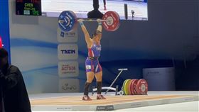 陳冠伶舉重亞錦賽3金入袋（1）台灣舉重小將陳冠伶（後中）6日在舉重亞洲錦標賽女子55公斤級賽事中，以抓舉90公斤、挺舉114公斤、總和204公斤，勇奪3金。（林敬能提供）中央社記者黃巧雯傳真  112年5月6日