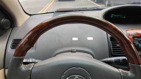 表哥岳母車上驚見恐怖貼紙。（圖／翻攝自PTT車板）