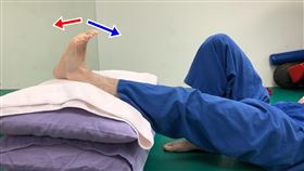 腳踝幫浦運動：腳踝下踩(紅箭頭)及上翹(藍箭頭)。（圖／臺北醫院提供）