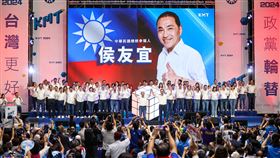國民黨全代會通過侯友宜參選總統（3）國民黨23日召開第21屆第3次全國代表大會，黨主席朱立倫（前右）宣布通過提名新北市長侯友宜（前左）參選2024年總統，力拚政黨輪替、翻轉台灣，贏得選戰。中央社記者鄭清元攝  112年7月23日