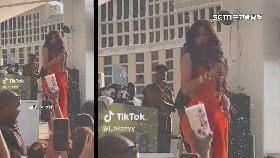 歌手怒摔.麥0800