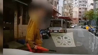 故意走在路中間 　男不滿被叭竟拿傘敲車
