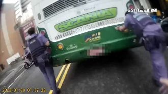 化身大力士　3警合力推16噸拋錨遊覽車