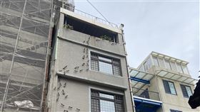 原PO在路上看到一棟建築爬滿巨型螞蟻。（圖／翻攝自路上觀察學院）