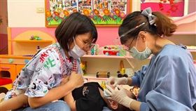 桃園市政府衛生局媒合桃市牙醫師公會，自7月25日至12月31日，於各區衛生所預防注射門診時間，提供塗氟服務。（圖／衛生局提供）