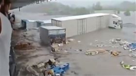 牆壁被洪水沖塌！北京物流站遭淹沒「包裹全漂走」　員工上屋頂抱柱求生