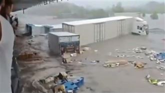 牆被水沖塌　北京物流站遭淹包裹全漂走