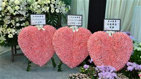 3顆粉色愛心花圈是由李玟的母親與親姊姊們所訂製。（圖／記者鄭尹翔攝影）