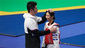 台灣跆拳道女將黃映瑄（右）世大運初體驗就奪下銀牌。（圖／大專體育總會提供）