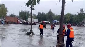 北京暴雨急疏散5.2萬人！5鎮手機斷訊　親友崩潰：聯絡不到人（圖／翻攝自微博）