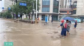 北京暴雨急疏散5.2萬人！5鎮手機斷訊　親友崩潰：聯絡不到人（圖／翻攝自微博）