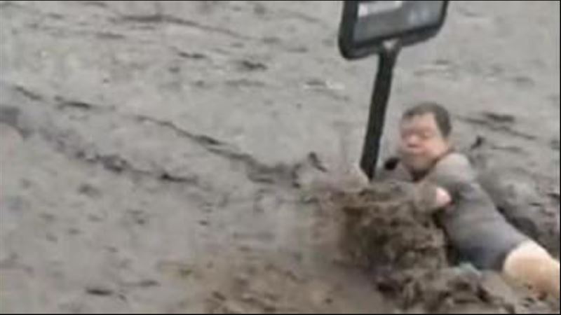 中國多處破紀錄暴雨！道路變河流慘漂浮屍