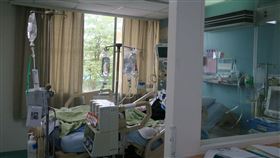 62歲的邱先生快篩新冠肺炎陽性就醫，病情竟急轉直下，引發「細胞激素風暴」。（圖／翻攝自衛生福利部彰化醫院臉書）
