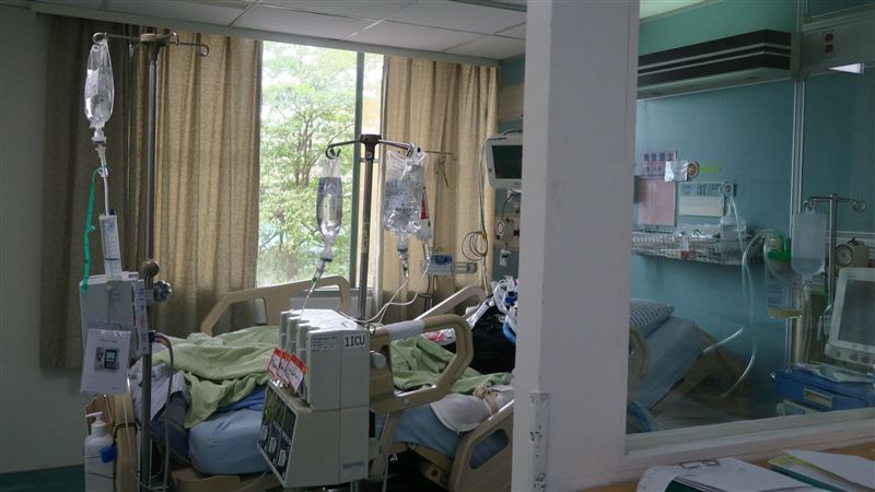 62歲男沒打疫苗染重症 5次血漿置換術搶命