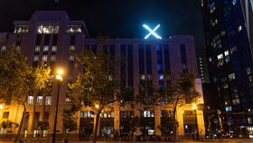 馬斯克日前將Twitter更名為X，其位於美國加州舊金山的總部頂樓已裝上一個巨大、閃閃發光的新Logo。路透社