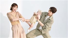 粿粿（左）與范姜彥豐擔任封面人物。（圖／嬰兒與母親雜誌提供）
